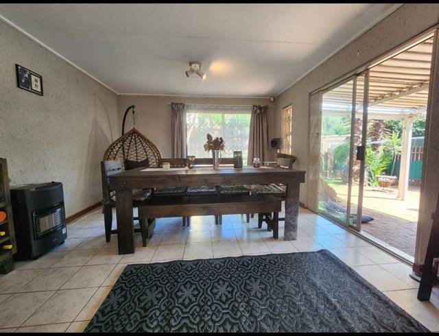 3 BEDROOM SIMPLEX FOR SALE IN GLENVISTA